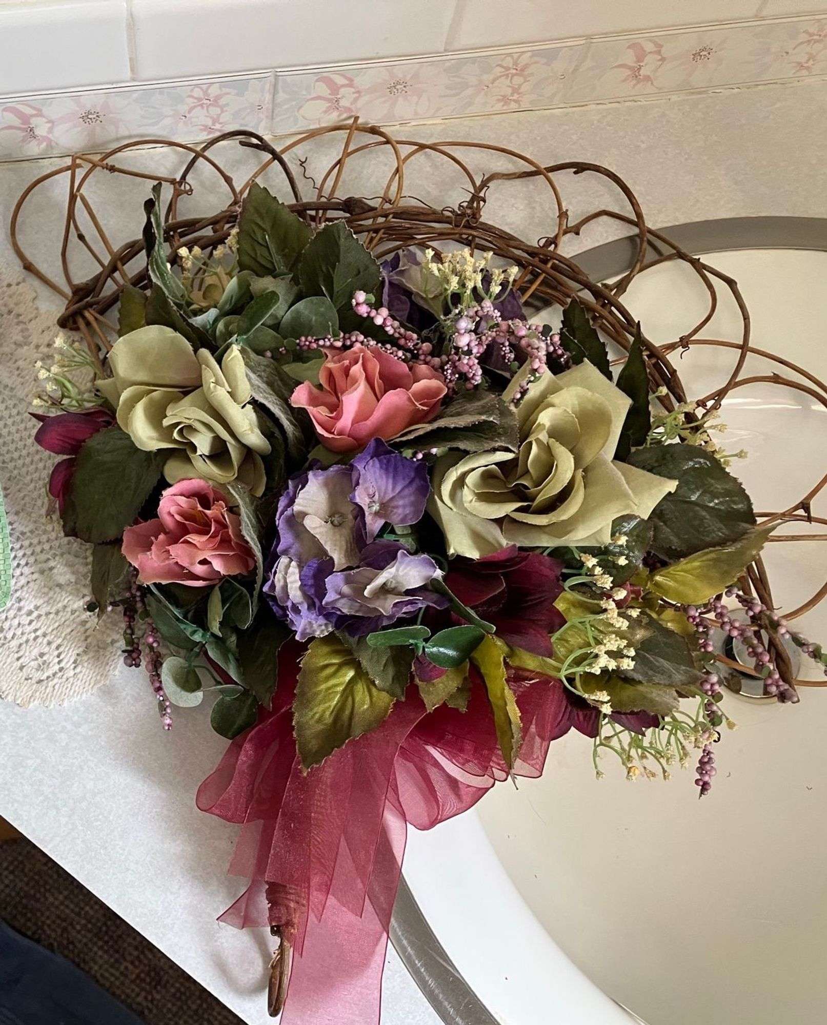ROUND MDF-TOP TABLE WITH CONTENTS TABLE CLOTH, GLASSWARE, FLORAL DECOR, LAMPS, (ITEMS IN PHOTOS)