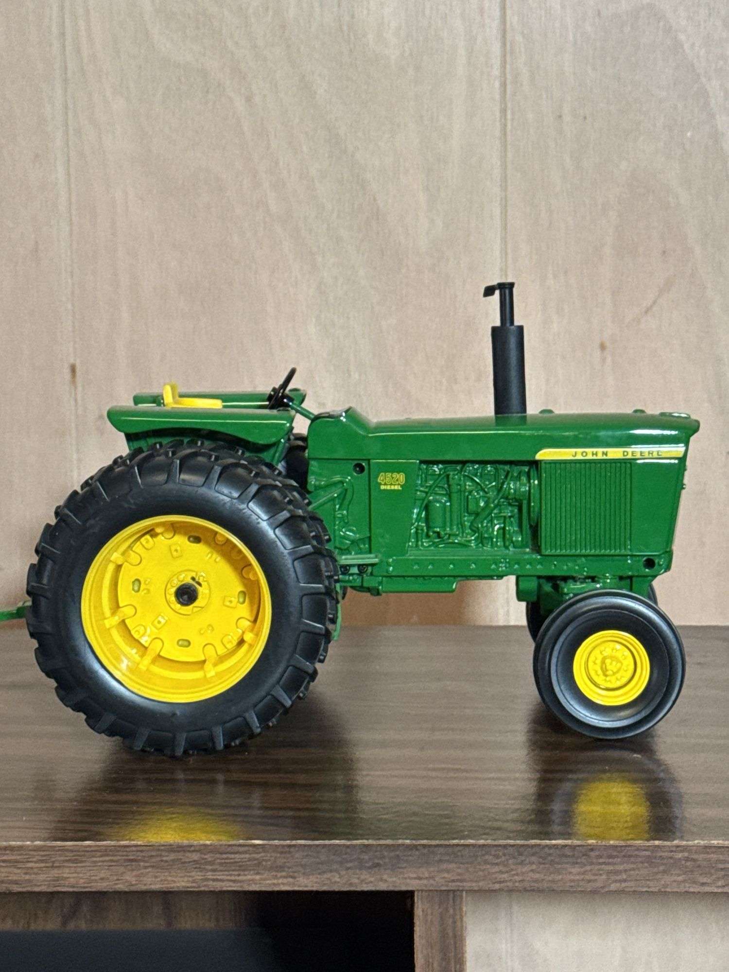 METAL JOHN DEER TRACTOR
