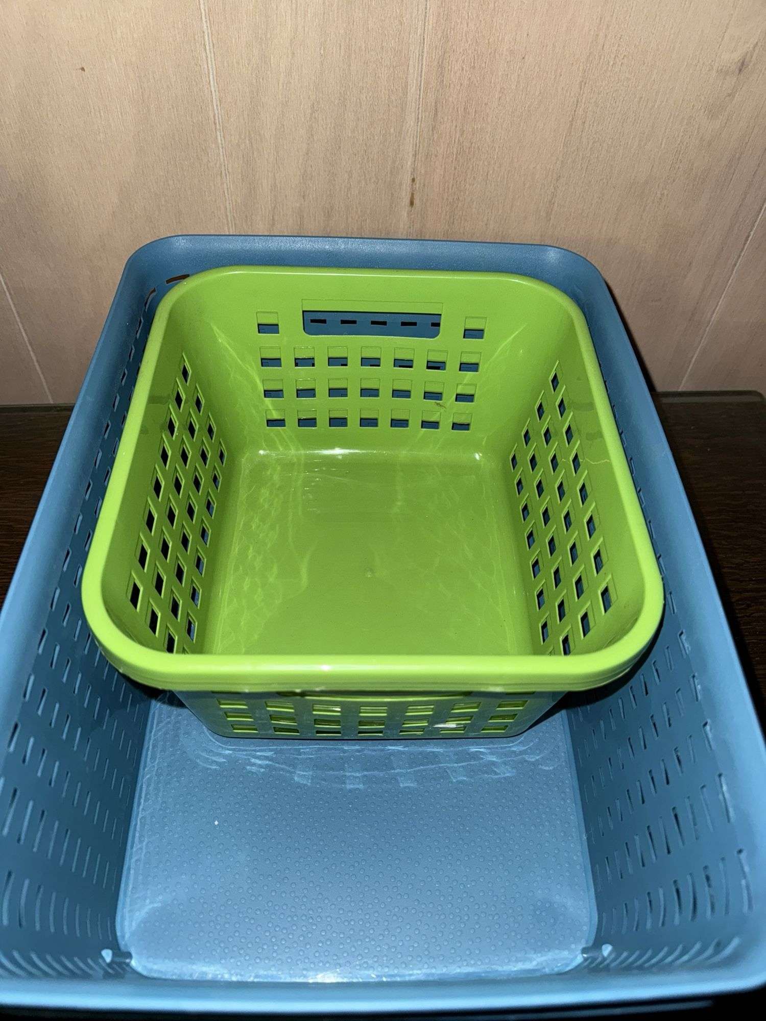 PLASTIC ORGANIZER BASKETS AND PAIR OF WASTE BINS