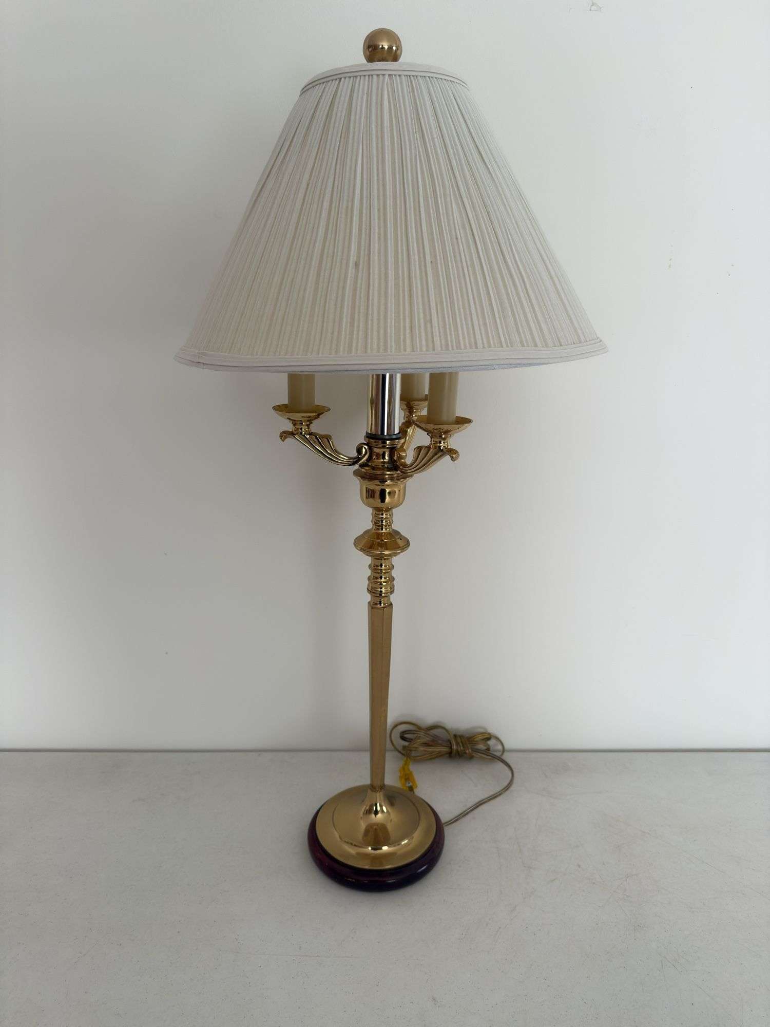 VINTAGE BRASS LAMP WIRH WOODEN BASE
