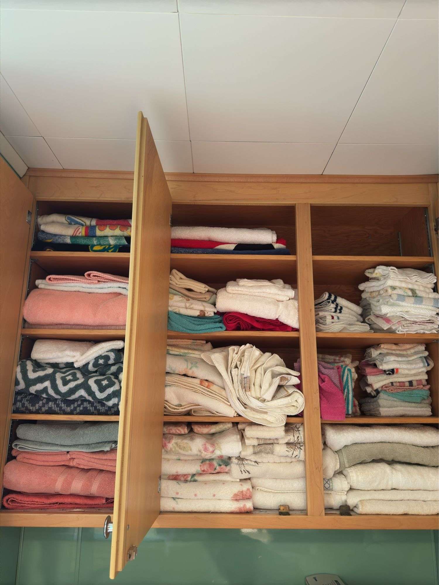CONTENTS OF CABINET, TOWELS, WASHCLOTHS