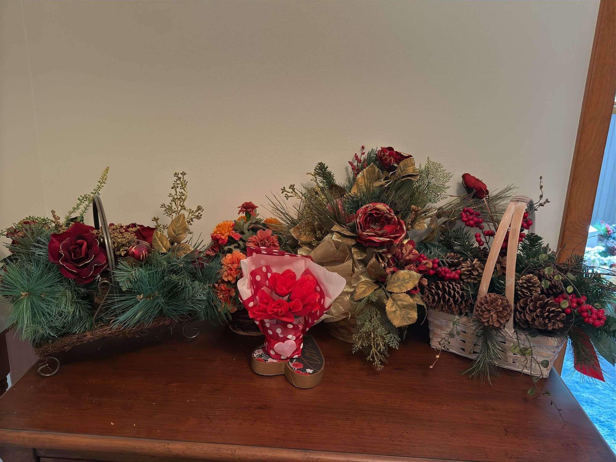 DECORATIVE FLORAL ARRANGEMENT BASKETS