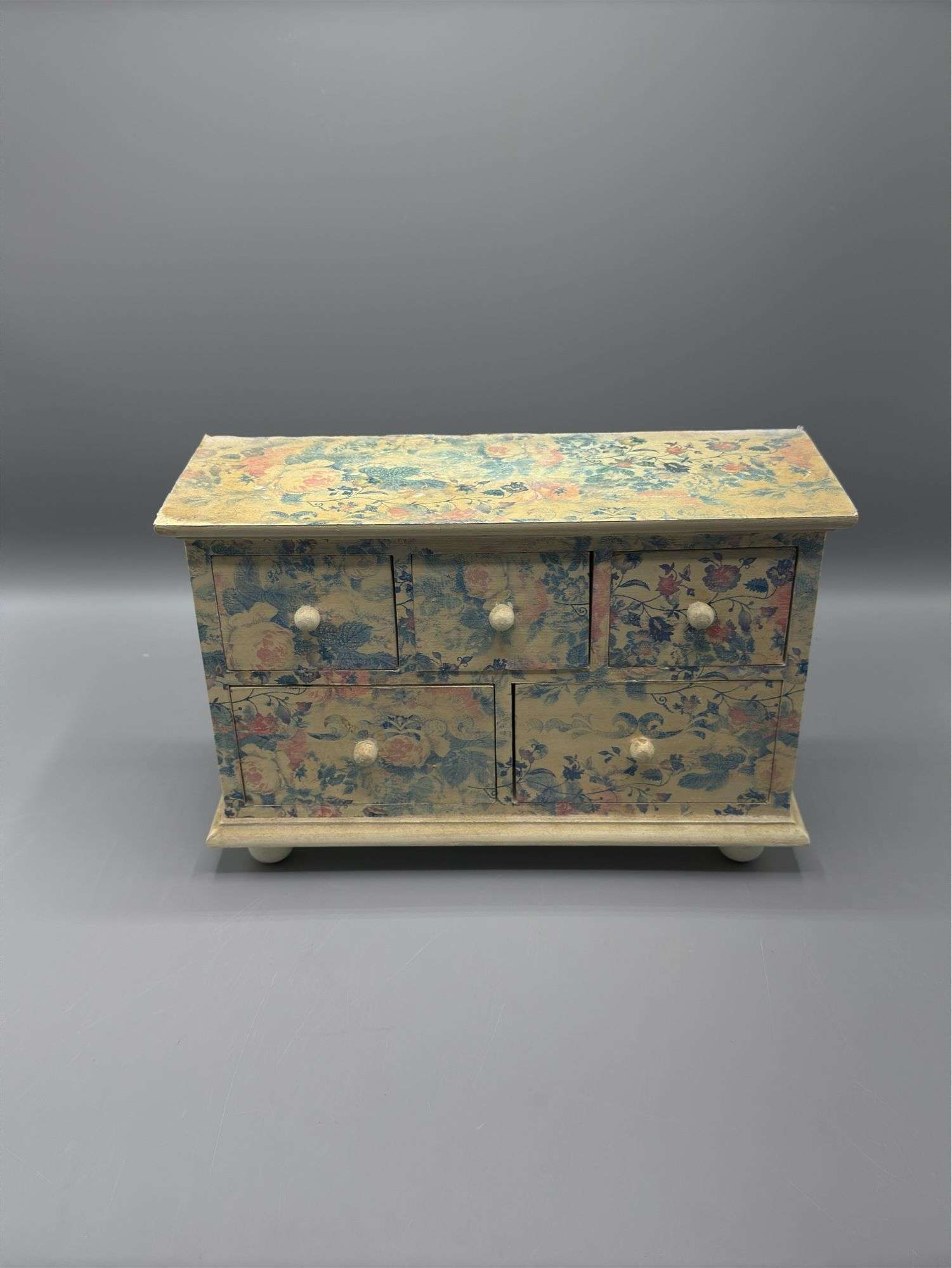 VINTAGE FLORAL JEWELRY BOX WITH CONTENTS OF JEWELRY AND WATCHES INCL. SEIKO, CITIZEN, FOSSIL, PRECIS