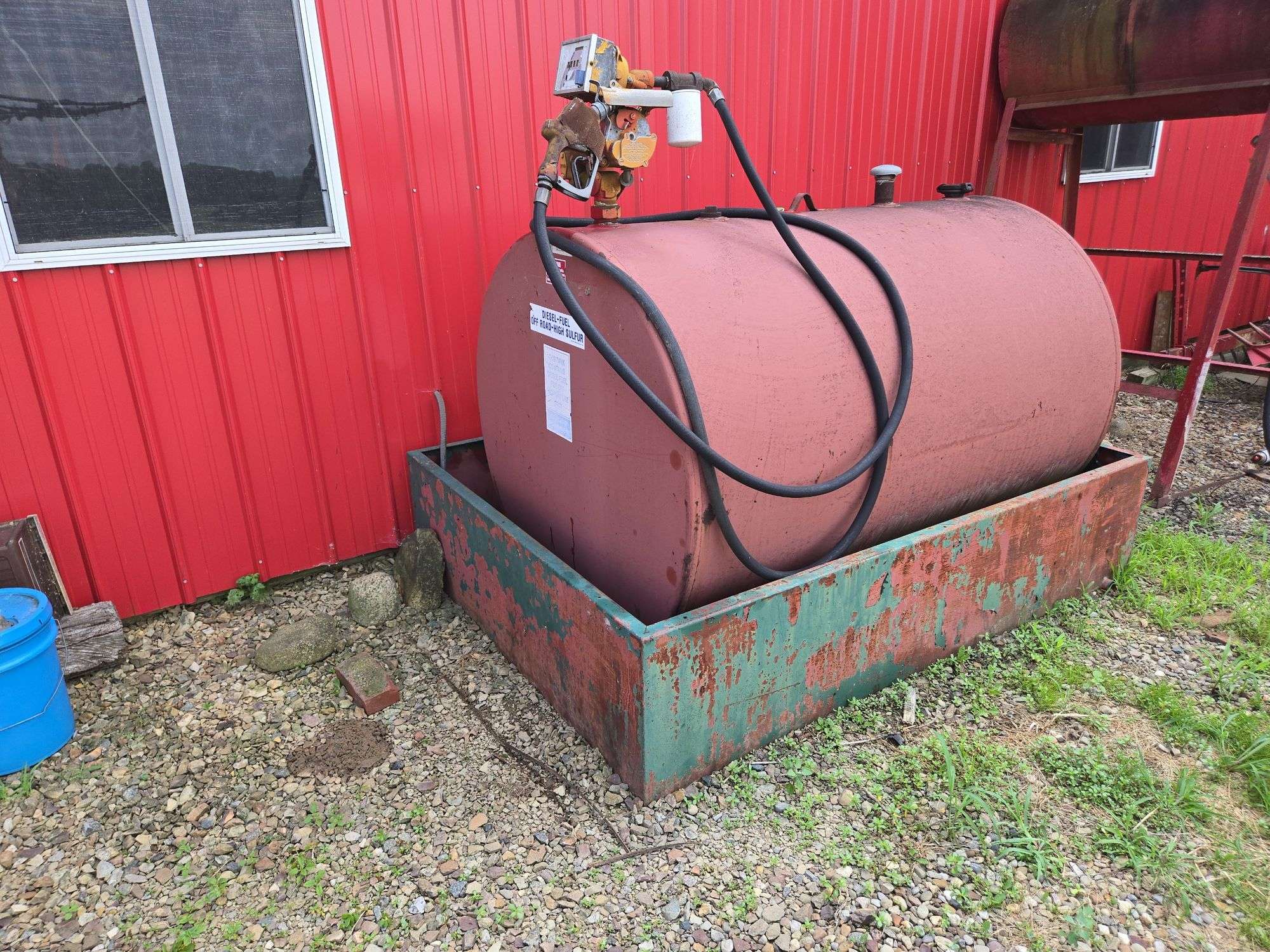 500ga diesel fuel tank with metering pump & containment dike