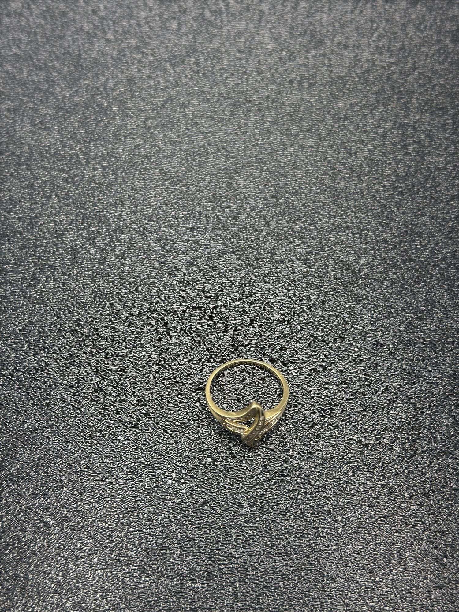 10K GOLD RING WITH DIAMONDS APPROX. 2.5 GRAMS