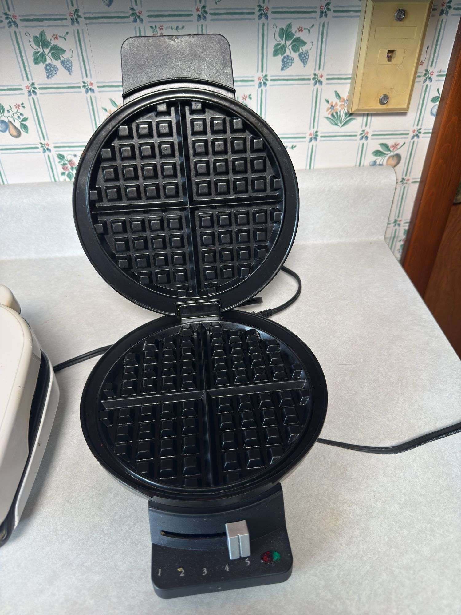 LEAN MEAN GRILLING MACHINE, CUISINART WAFFLE MAKER