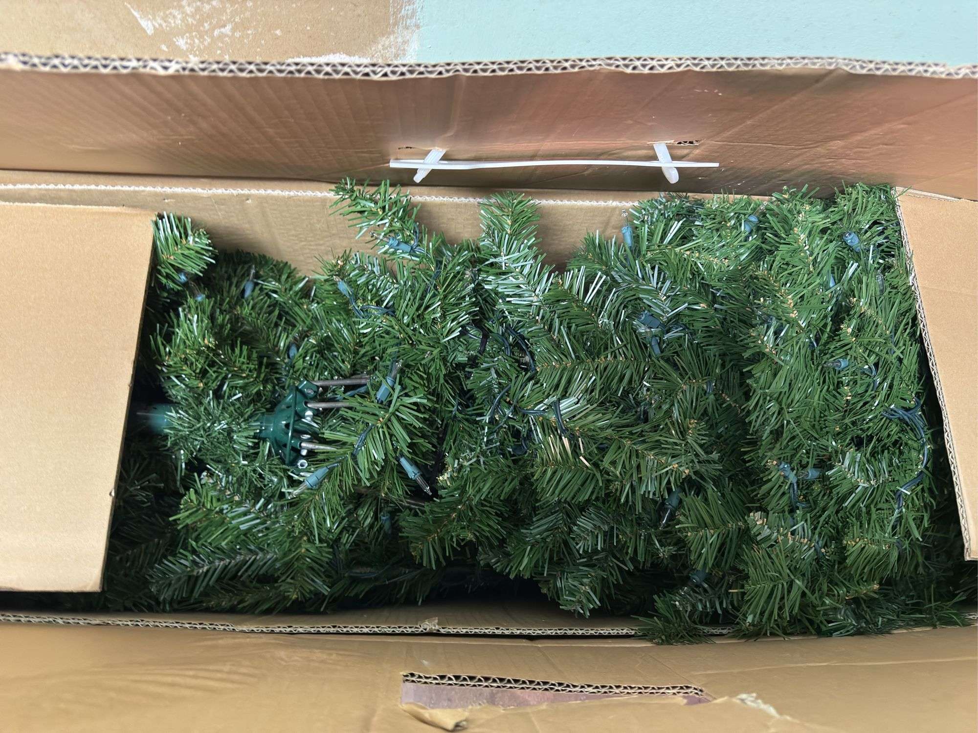 HOLIDAY LIVING 6.5’ PRE-LIT CHRISTMAS TREE