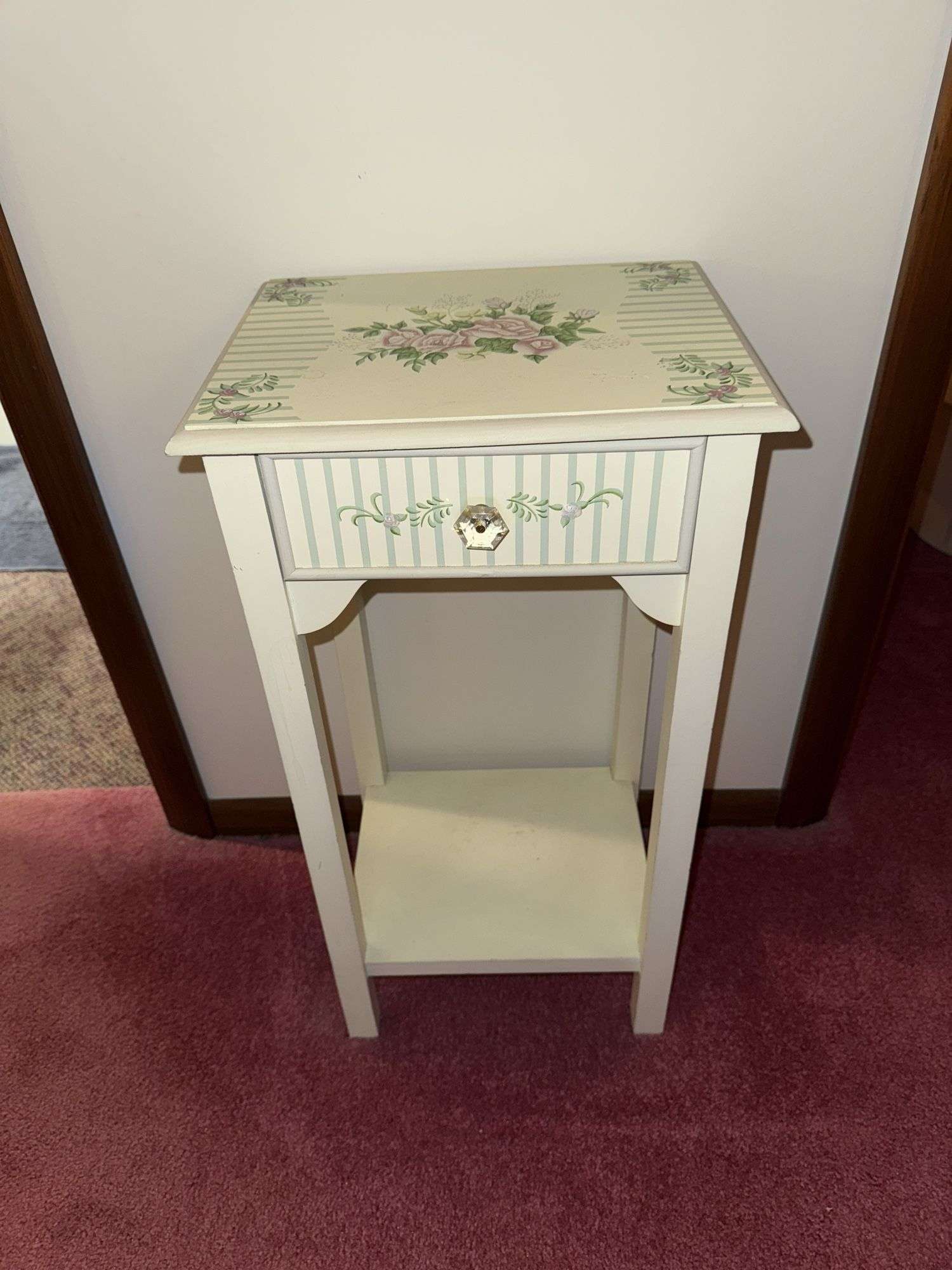 SMALL VINTAGE WOODEN ACCENT TABLE