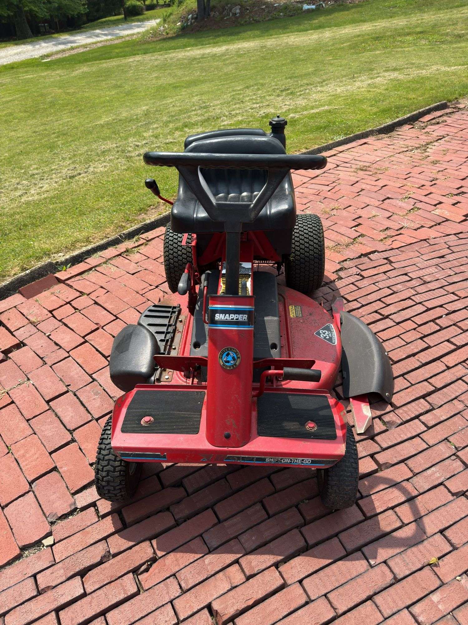 SNAPPER SR1333 33” RIDING MOWER WITH MULCHING KIT (13 HP BRIGGS & STRATTON)