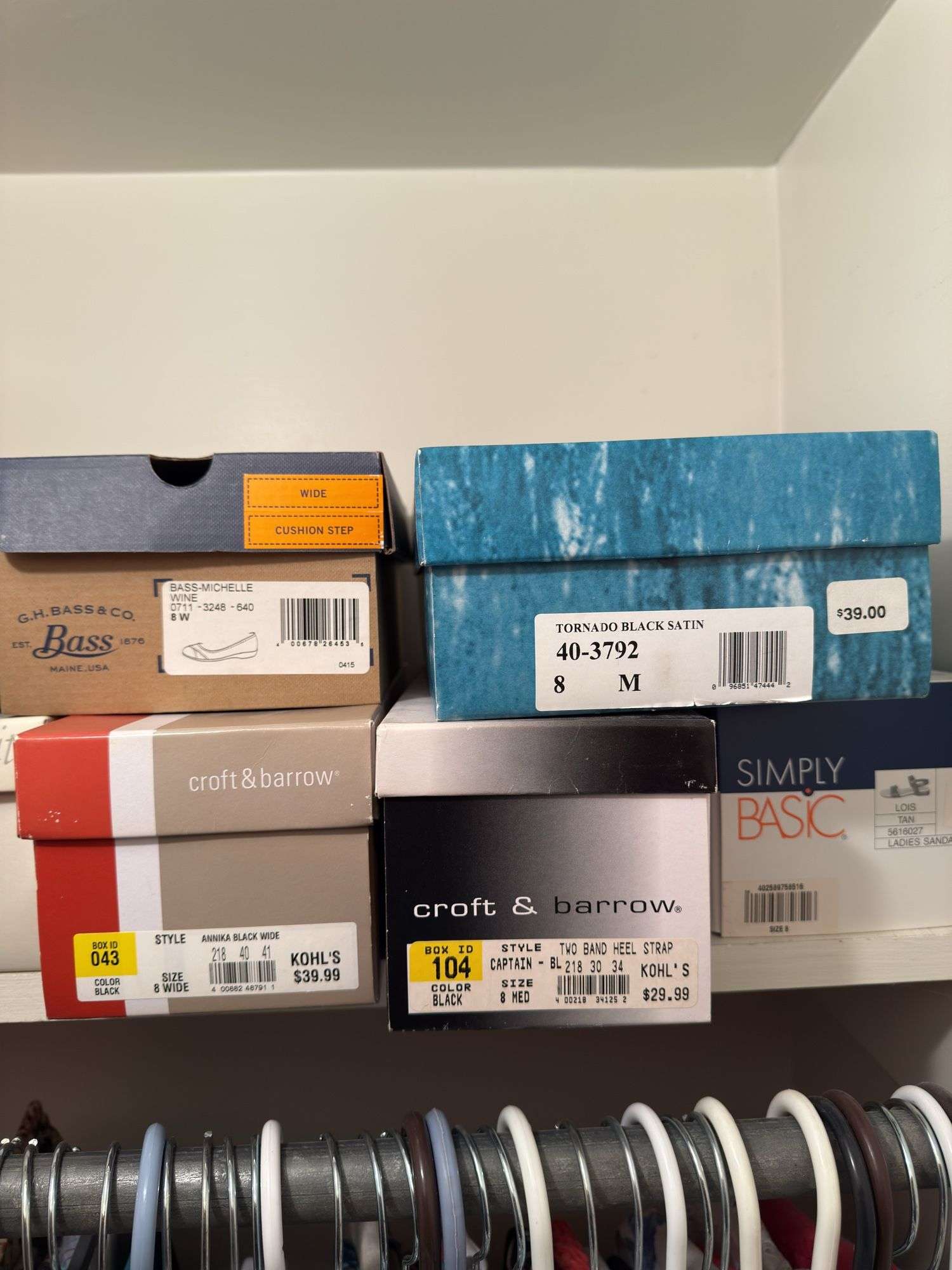 CONTENTS OF SHELVING: SHOES NEW IN BOXES