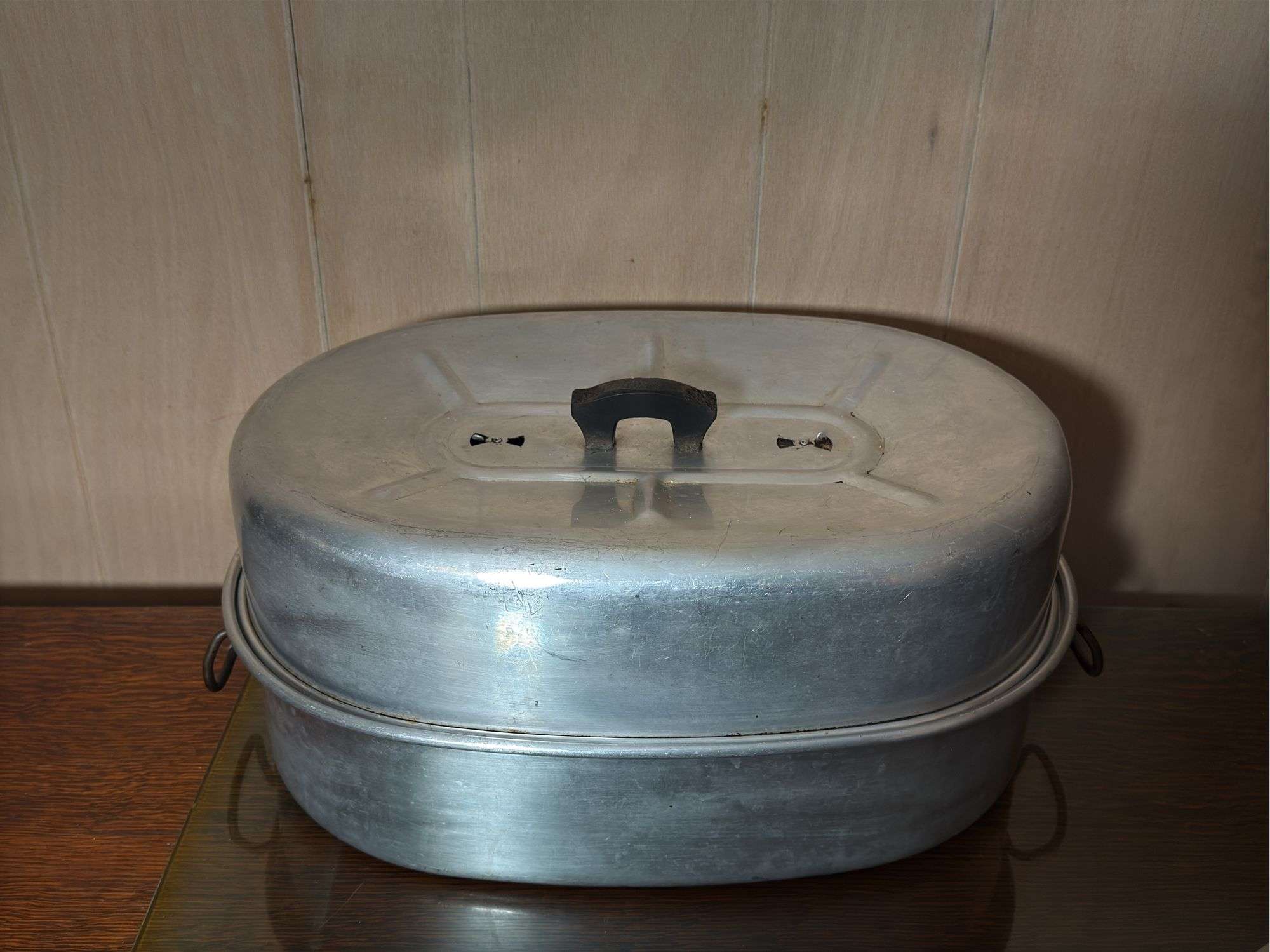 PRISCILLA WARE ALUMINUM COVERED ROASTER, PYREX 9 x 13 PAN WITH BASKET, AND BAKING PANS
