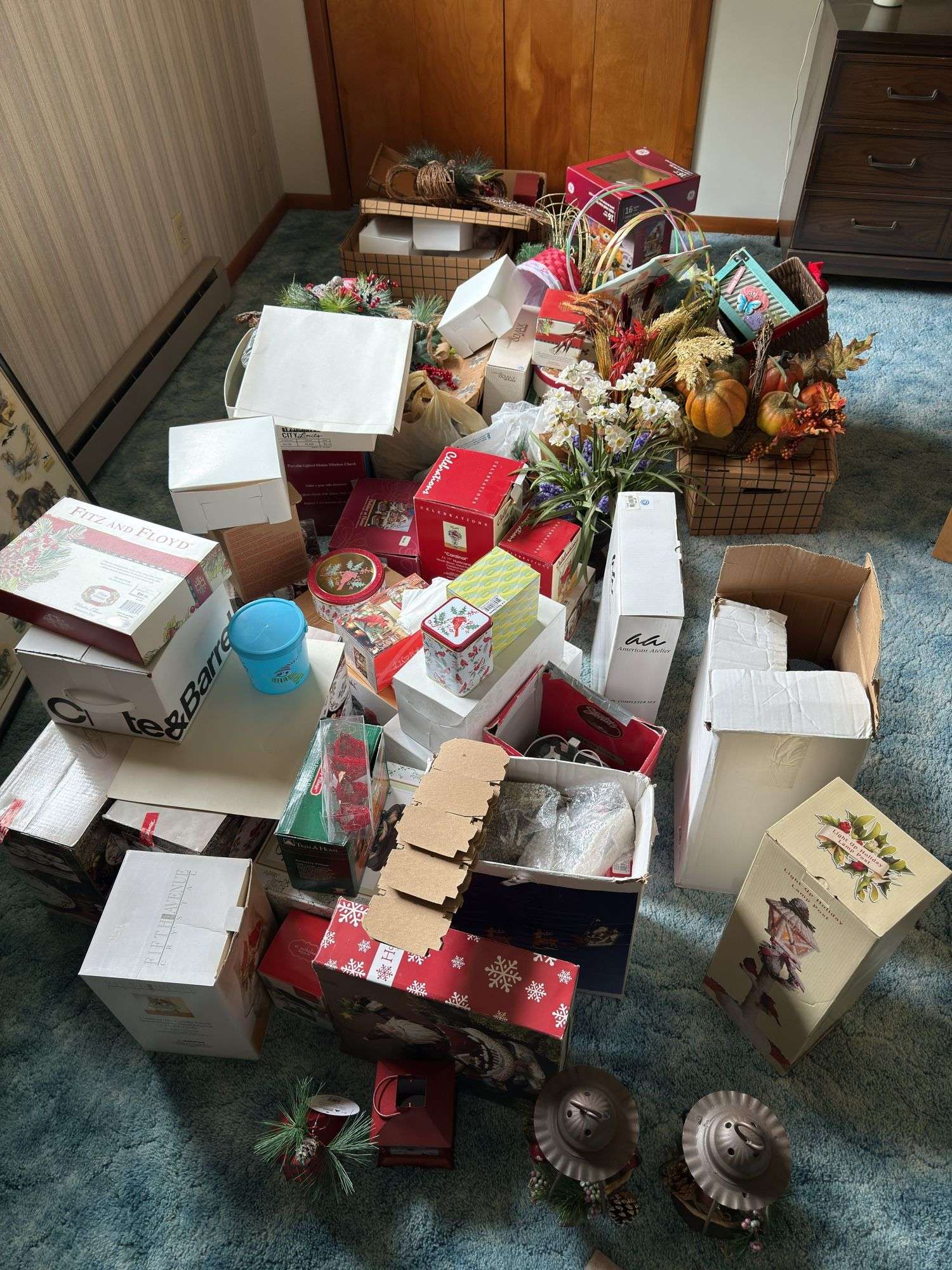 LARGE LOT OF CHRISTMAS HOLIDAY DECOR