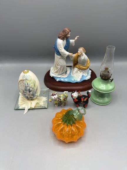 ASSORTMENT OF COLLECTIBLE