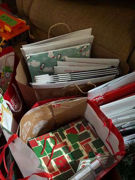 ASSORTMENT OF CHRISTMAS ITEMS: BAGS, WEEATH, ORNAMENTS, SIGNS AND MORE