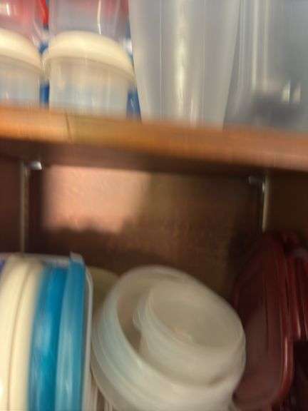 CONTENTS OF CABINET, PLASTIC FOOD STORAGE CONTAINERS