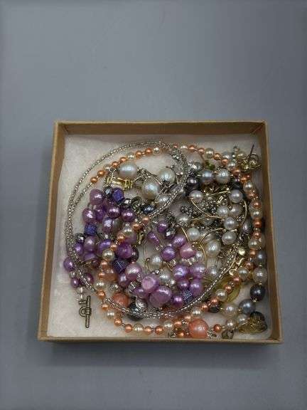 ASSORTMENT OF JEWELRY BRACELETS, NECKLACES, EARRINGS, BROOCHES