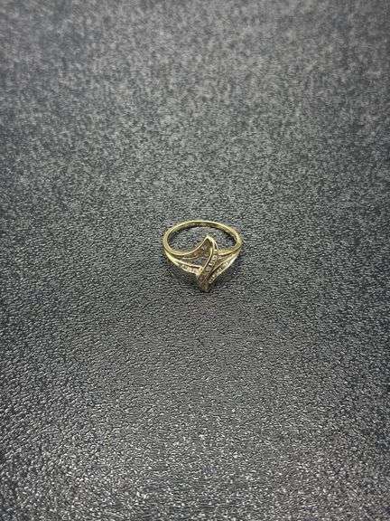 10K GOLD RING WITH DIAMONDS APPROX. 2.5 GRAMS