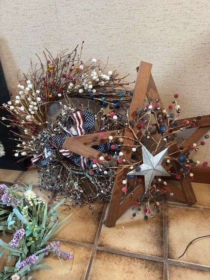 HOLIDAY DECOR WREATHS
