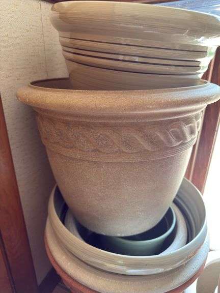 LARGE VARIETY OF FLOWER POTS