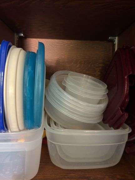 CONTENTS OF CABINET, PLASTIC FOOD STORAGE CONTAINERS