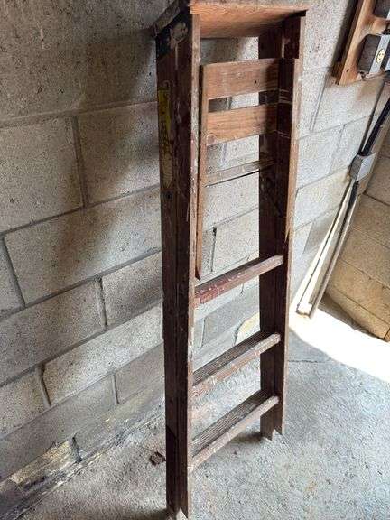WOODEN 5’ STEP LADDER