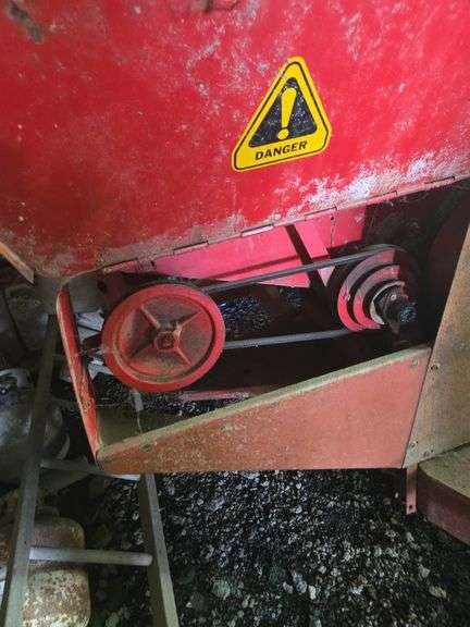 Farmhand 830 Feed Master grinder-mixer