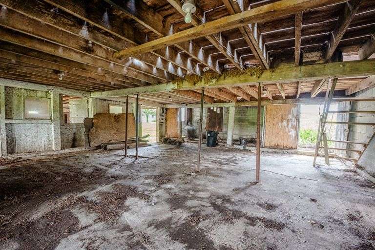 Home & Outbuildings, 5 Acres, 419 ft frontage