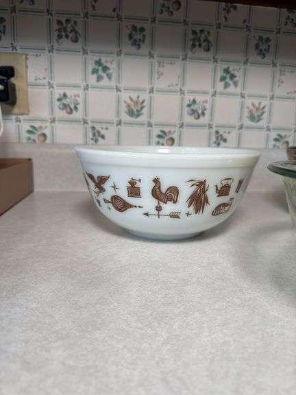 VINTAGE PYREX GREEN TINTED AND “EARLY AMERICAN”MIXING BOWL, SET OF BROWN MIXING BOWLS