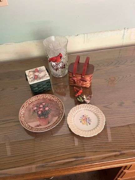 VARIETY OF SMALL BASKETS, PLATES AND DECOR