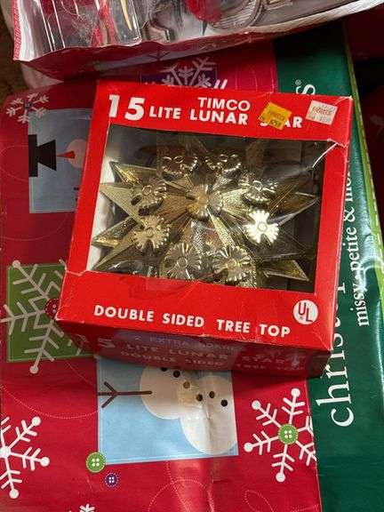 ASSORTMENT OF CHRISTMAS ITEMS: BAGS, WEEATH, ORNAMENTS, SIGNS AND MORE