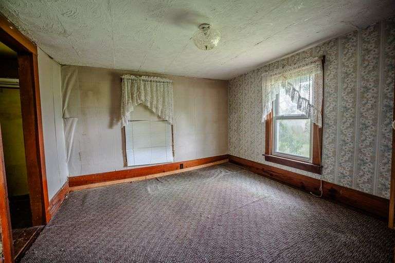Home & Outbuildings, 5 Acres, 419 ft frontage