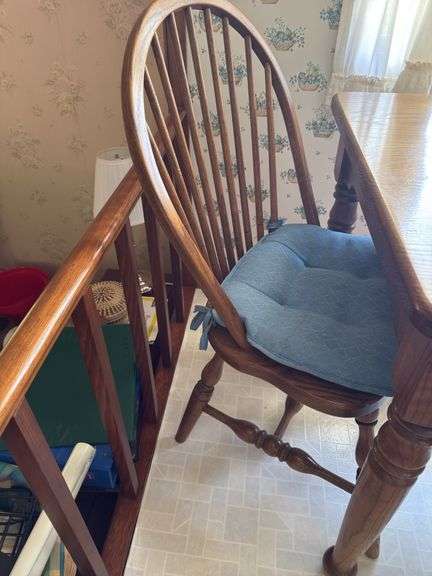 SOLID OAK KITCHEN TABLE WITH 2 MATCHING CHAIRS