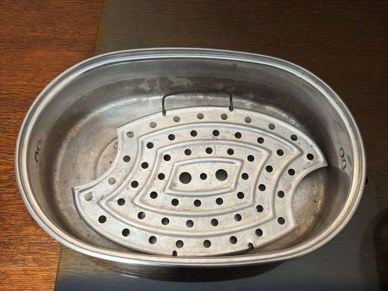 PRISCILLA WARE ALUMINUM COVERED ROASTER, PYREX 9 x 13 PAN WITH BASKET, AND BAKING PANS