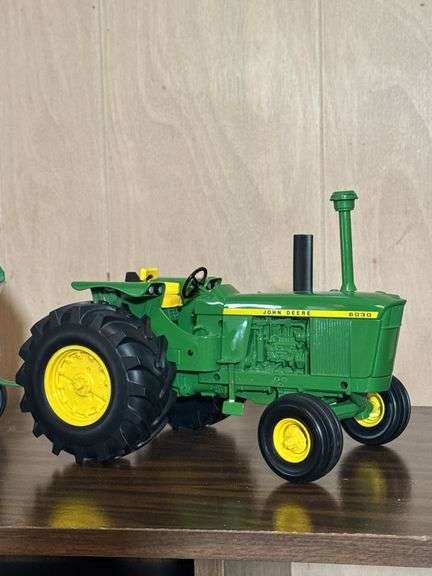 METAL JOHN DEERE TRACTOR WITH WAGON