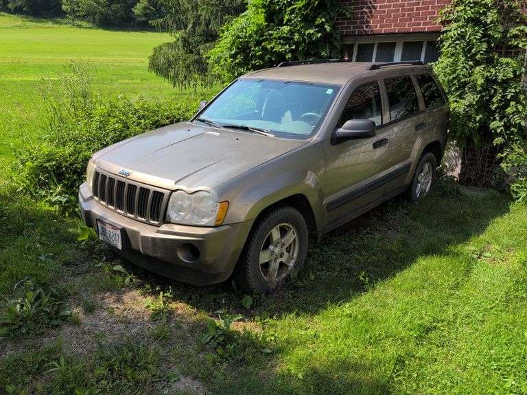 2006 Jeep Laredo - runs, flat tires