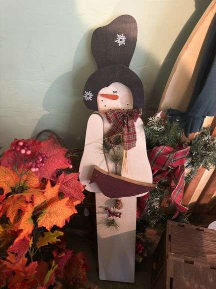 ASSORTMENT OF CHRISTMAS DECORATIONS