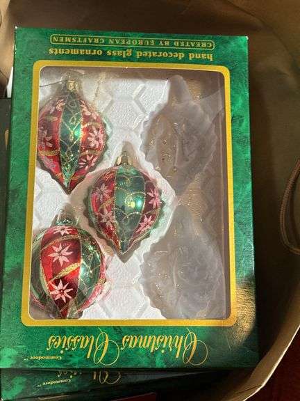 ASSORTMENT OF CHRISTMAS ITEMS: BAGS, WEEATH, ORNAMENTS, SIGNS AND MORE