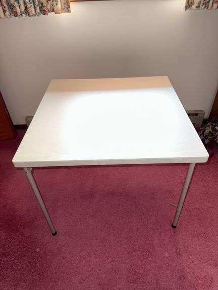 CARD TABLE *LIKE NEW*