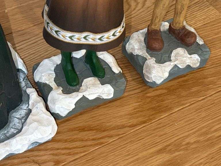 4 Christmas Caroling Figures