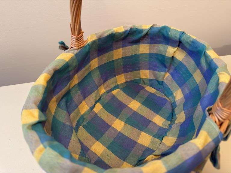 VARIETY OF BASKETS AND SHOPPING AND GIFT BAGS