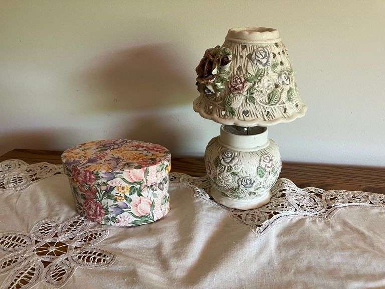 ROUND MDF-TOP TABLE WITH CONTENTS TABLE CLOTH, GLASSWARE, FLORAL DECOR, LAMPS, (ITEMS IN PHOTOS)