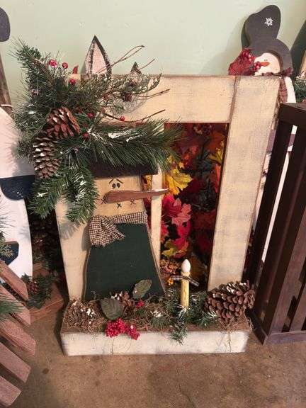 ASSORTMENT OF CHRISTMAS DECORATIONS