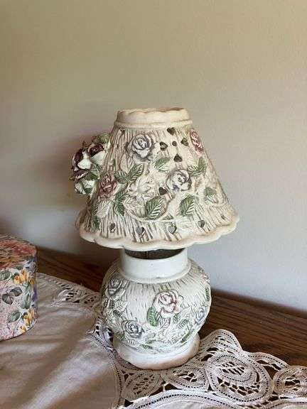 ROUND MDF-TOP TABLE WITH CONTENTS TABLE CLOTH, GLASSWARE, FLORAL DECOR, LAMPS, (ITEMS IN PHOTOS)