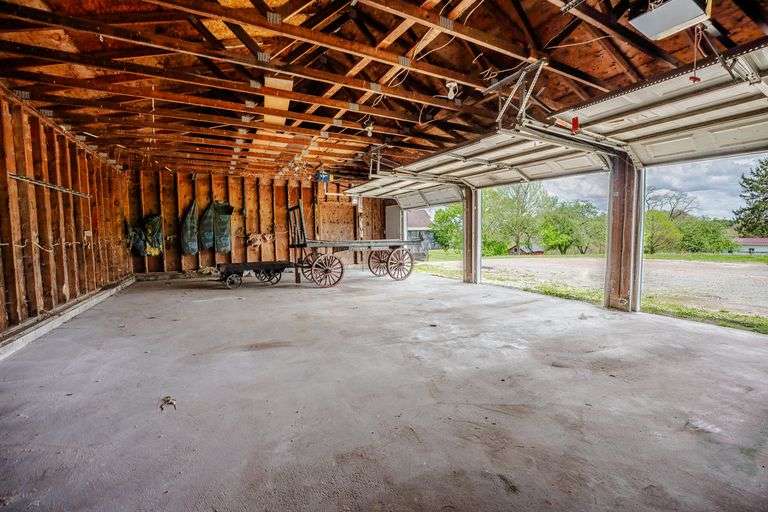 Home & Outbuildings, 5 Acres, 419 ft frontage