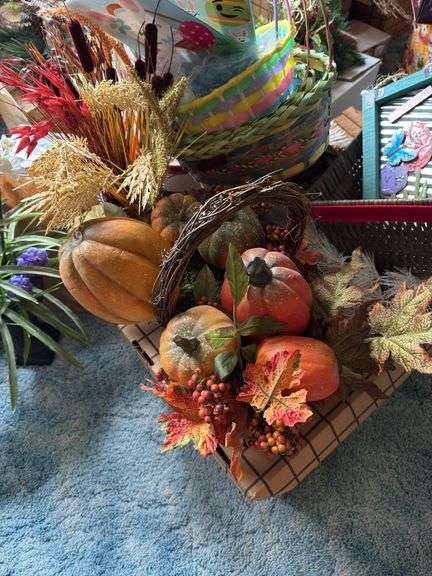 LARGE LOT OF CHRISTMAS HOLIDAY DECOR