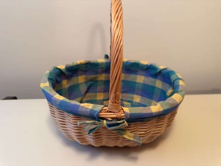 VARIETY OF BASKETS AND SHOPPING AND GIFT BAGS