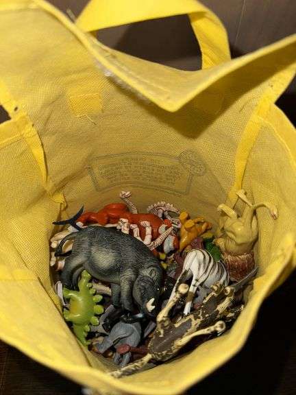 KIDS TOYS: ANIMALS, WOOD TOYS, SHERRIF BADGES BANDANAS AND HATS
