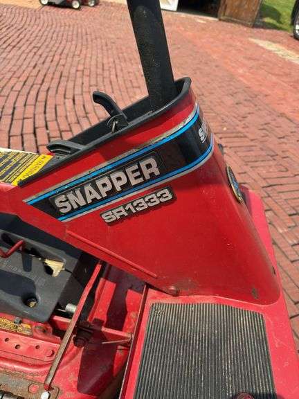 SNAPPER SR1333 33” RIDING MOWER WITH MULCHING KIT (13 HP BRIGGS & STRATTON)