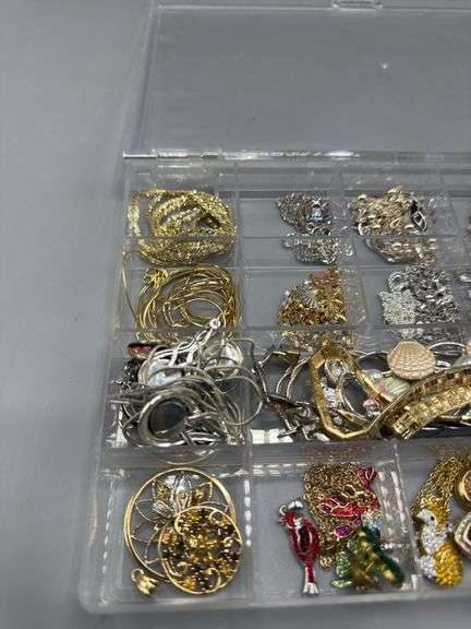 JEWELRY BOX ASSORTMENT OF EARRINGS, BRACELETS, PENDANTS WITH 14KT GOLD