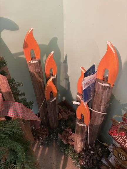 ASSORTMENT OF CHRISTMAS DECORATIONS